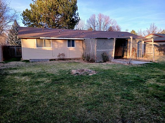 3rd image of 809 W Roberts Ave