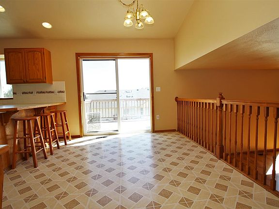 4th image of 715 Sunrise Dr
