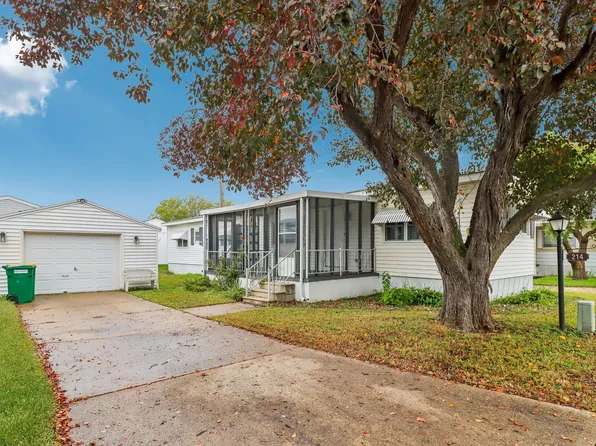 214 Alpine Dr, West Des Moines, IA 50265