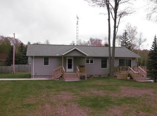 6820 Smith Lake Dr, Manistique, MI 49854