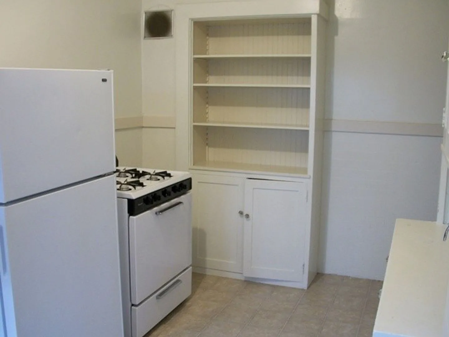 Near Campus! Well Maintained Building & Unit — Photo 4