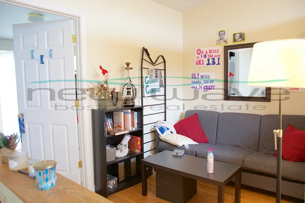 3 bed, 900 sqft, $5,200 — Photo 1