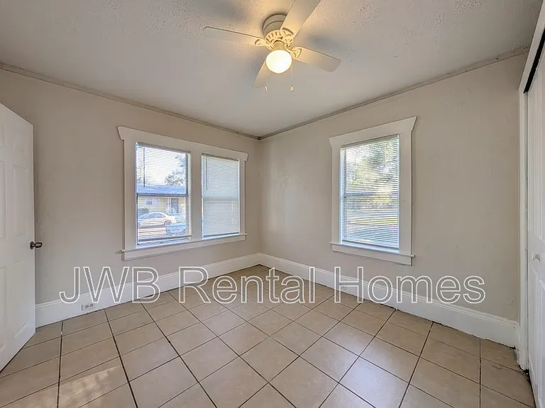 1316 W 31st St — Photo 8
