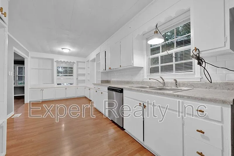 3 bed, 1.0 bath, 1060 sqft, $1,150 — Photo 4