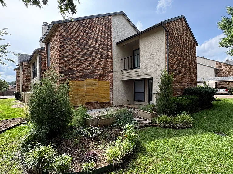 827 W Harwood Rd #E — Photo 24