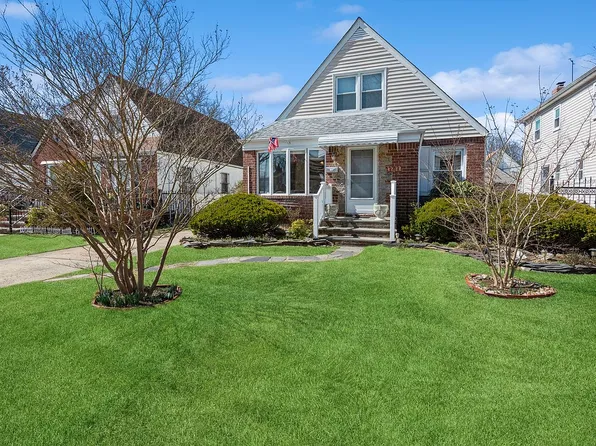 82-18 265th St, Glen Oaks, NY 11004