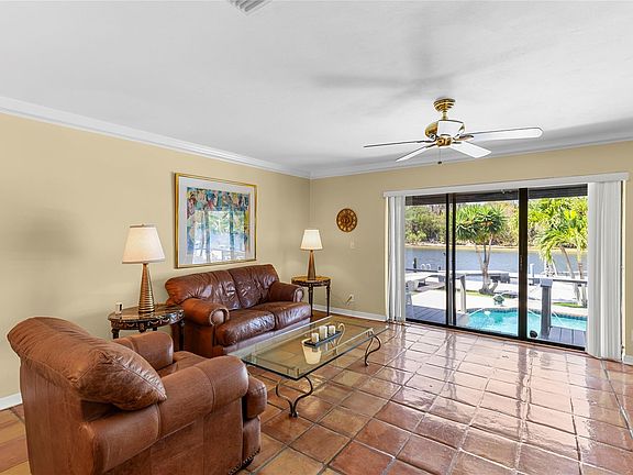 5th image of 633 NE 19th Avenue