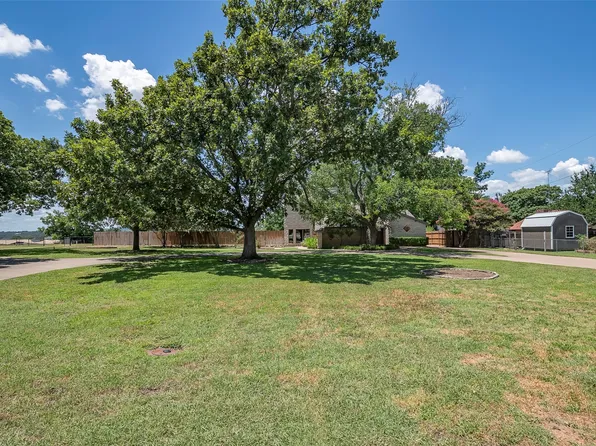 1102 Holiday Ct, Granbury, TX 76048