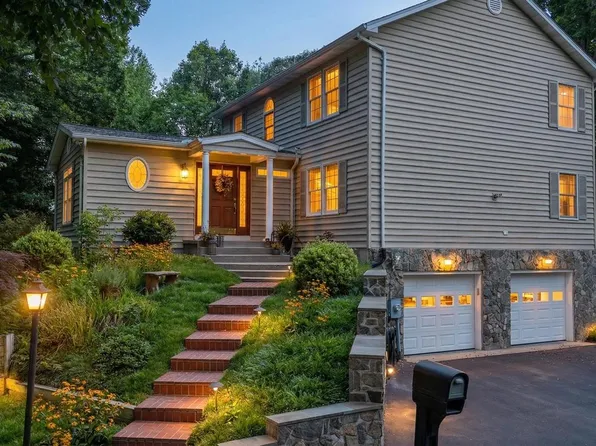 300 Owings Hill Ct, Owings, MD 20736