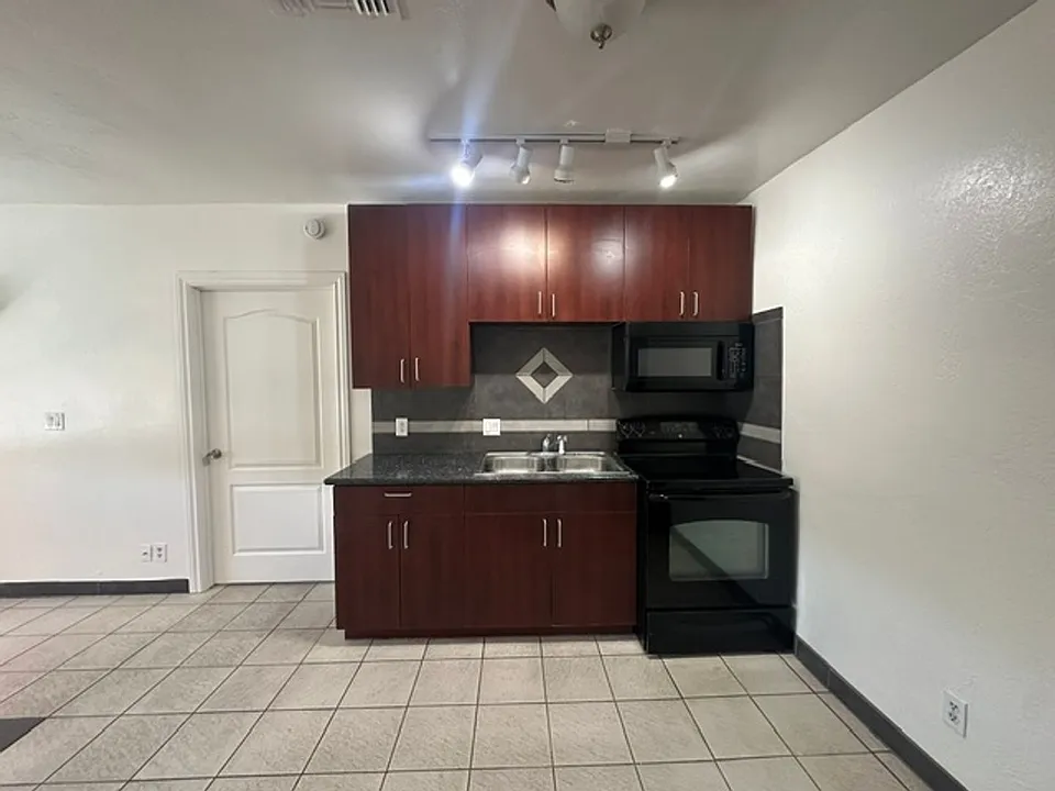 815-821 827th W #1