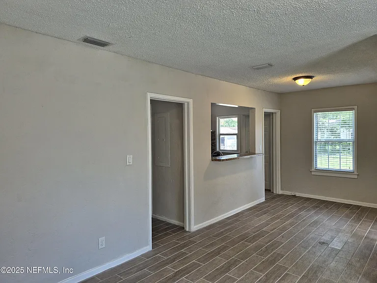 4717 Cambridge Rd — Photo 3