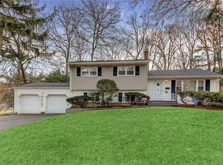 97 Foxwood Rd, West Nyack, NY 10994