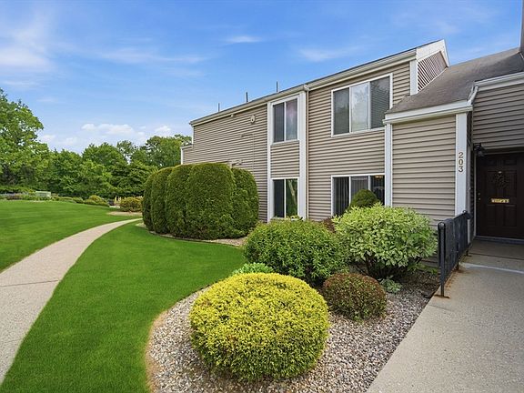 2nd image of 201 Nassau Dr Unit 201