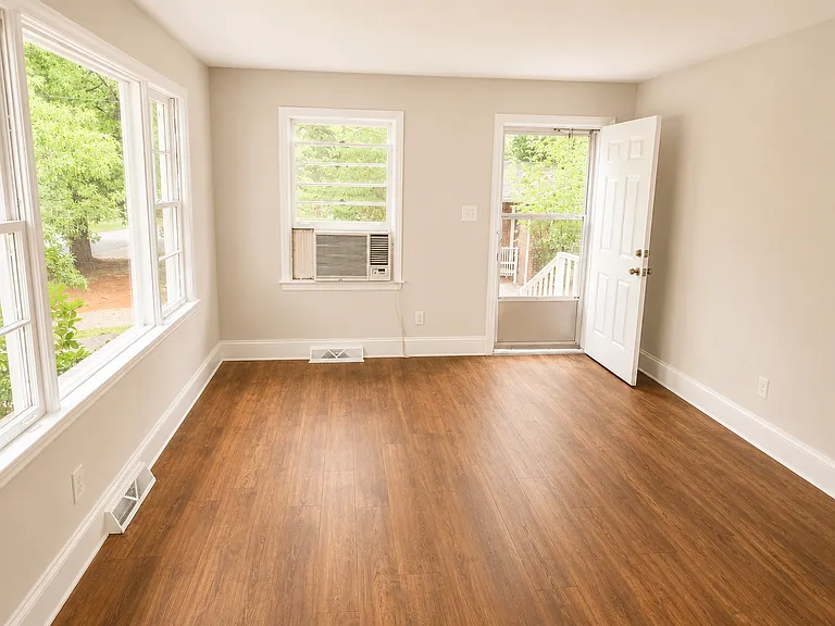 3435 Meredith Ave — Photo 4