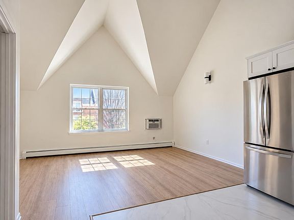 2nd image of 21 Renaissance Ct Floor 2