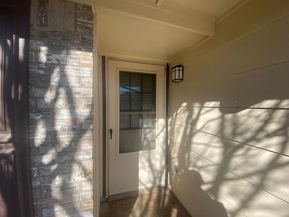 4th image of 3911 Glengate Dr