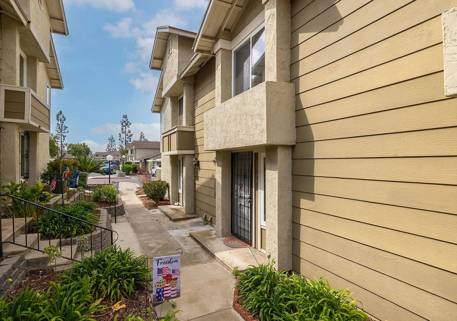 Fully Renovated 3-Bedroom Home in the South Bay Townhomes Community! — Photo 3