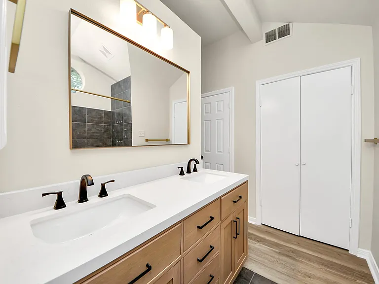 8447 Lake Crystal Dr — Photo 6