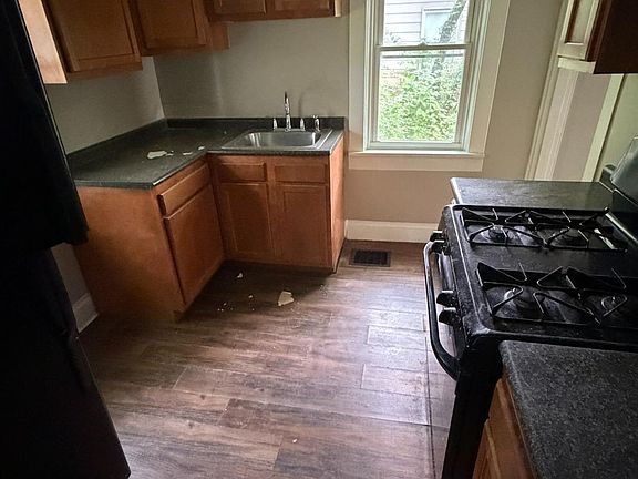 3rd image of 10937 Chester Rd