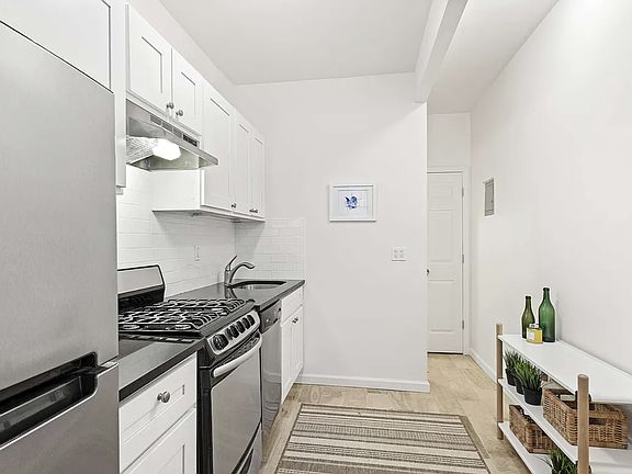 4th image of 462 6th St APT 4C