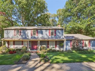589 Debbington Dr, Bay Village, OH