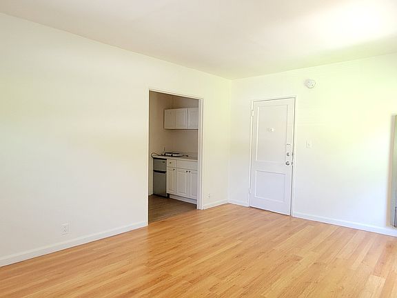 3rd image of 4925 Beverly Blvd APT 21