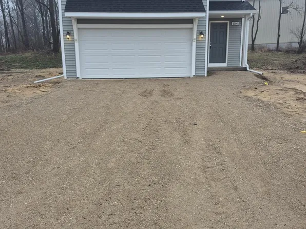 1006 Cedarwood Dr, Greenville, MI 48838