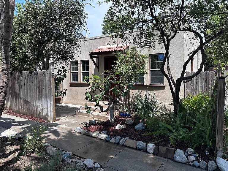 805 E Tujunga Ave — Photo 1
