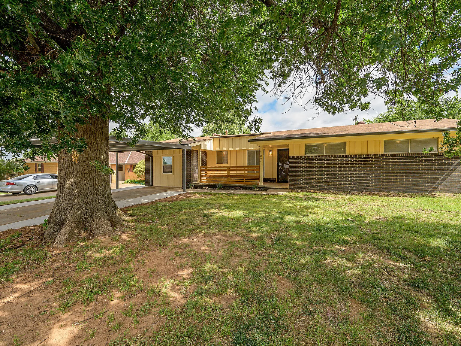 1021 West Woodcrest Drive - 1 — Photo 2