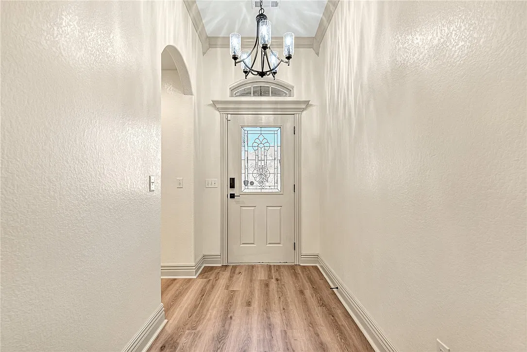4 bed, 2.0 bath, 1856 sqft, $2,300 — Photo 2
