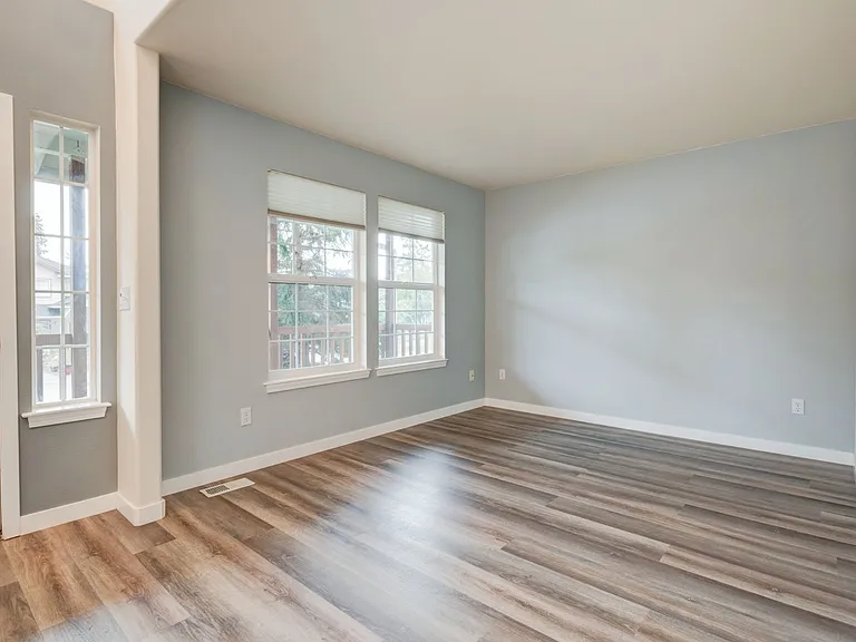 536 SW Regency Dr — Photo 9