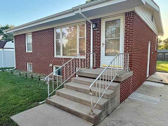 3rd image of 1017 S Poplar St