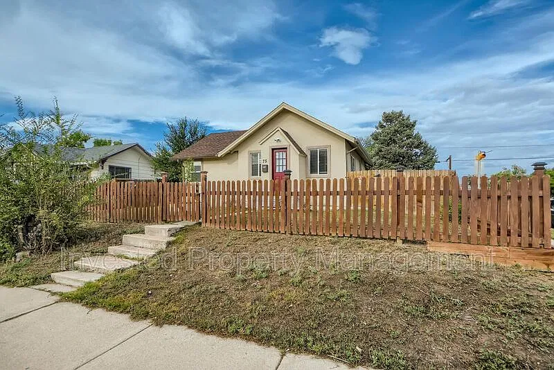 3 bed, 2.0 bath, 1400 sqft, $2,600 — Photo 2