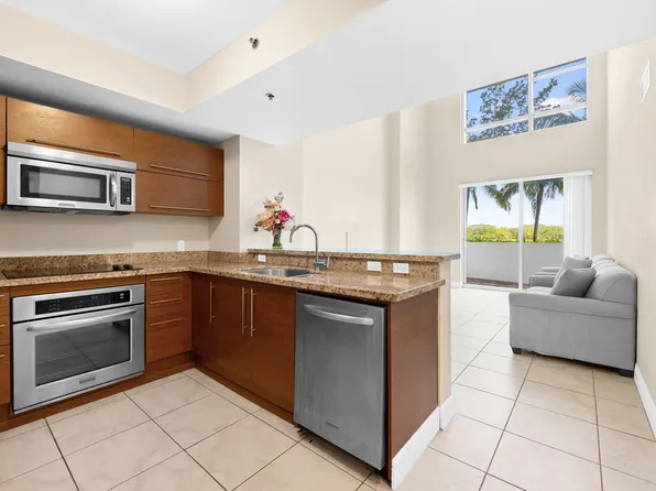 2641 N Flamingo Road #TH7, Sunrise, FL 33323