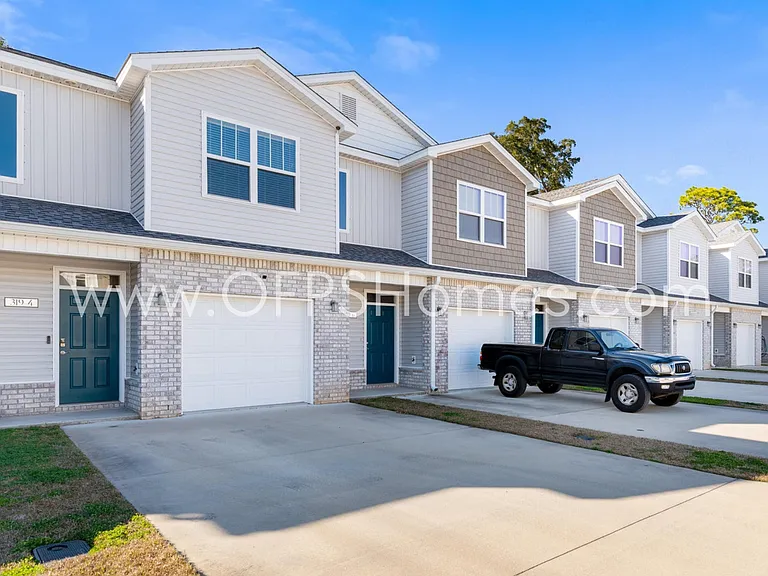 319 Carmel Dr #4 — Photo 4