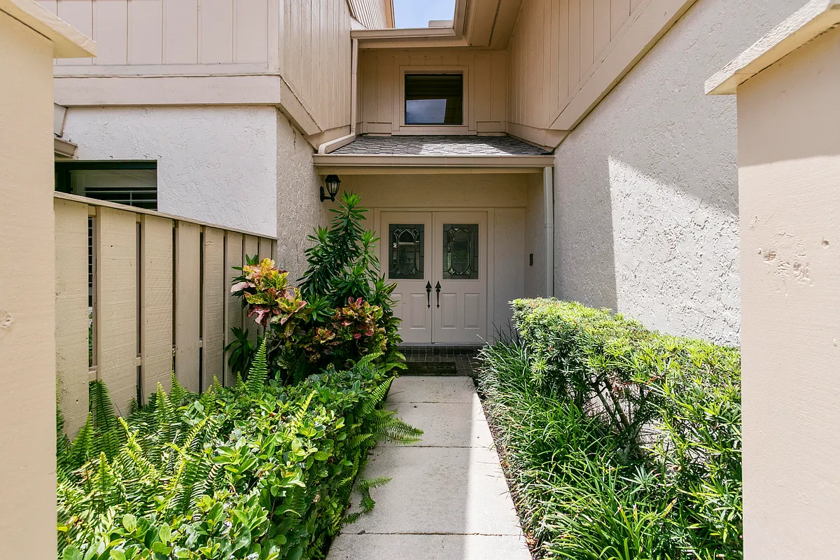 Building Photo - 17110 Waterbend Dr #219