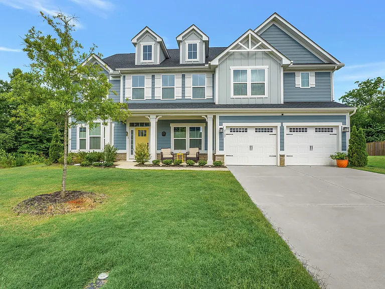 2107 Bluet Dr — Photo 1