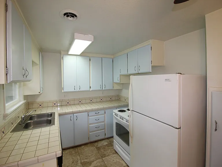 441 NE Regatta Dr — Photo 2
