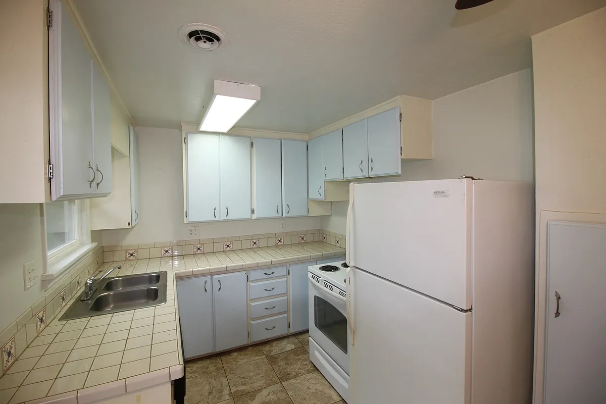 Building Photo - 441 NE Regatta Dr