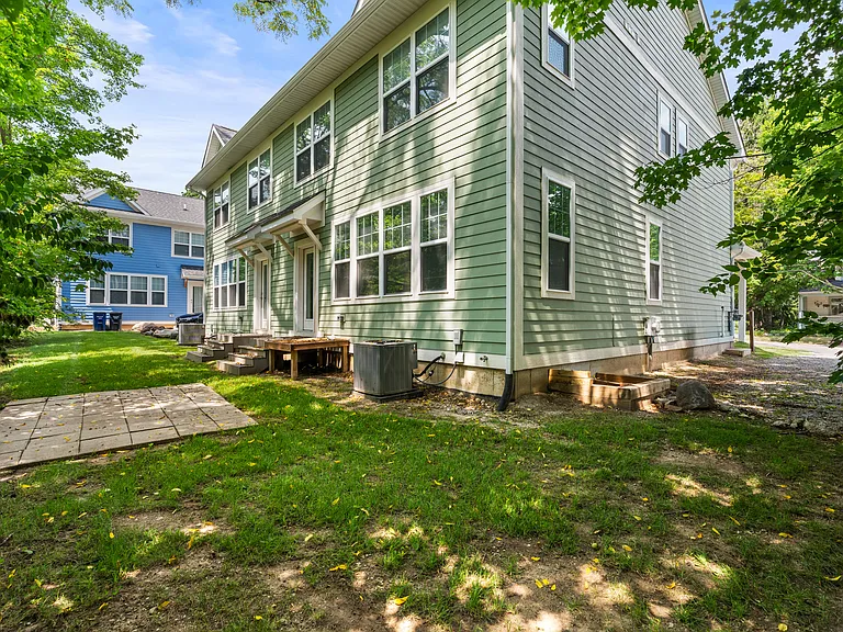 435 Hiscock St — Photo 35