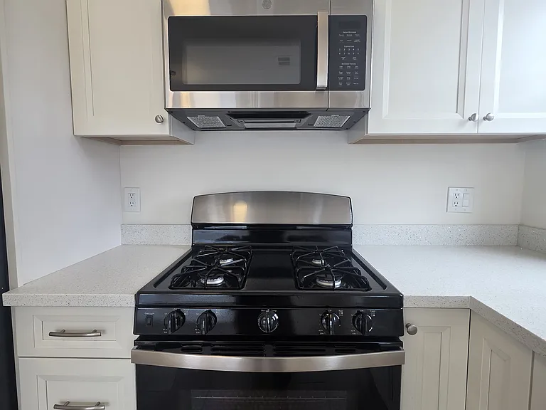 La Playa Apartments — Photo 11