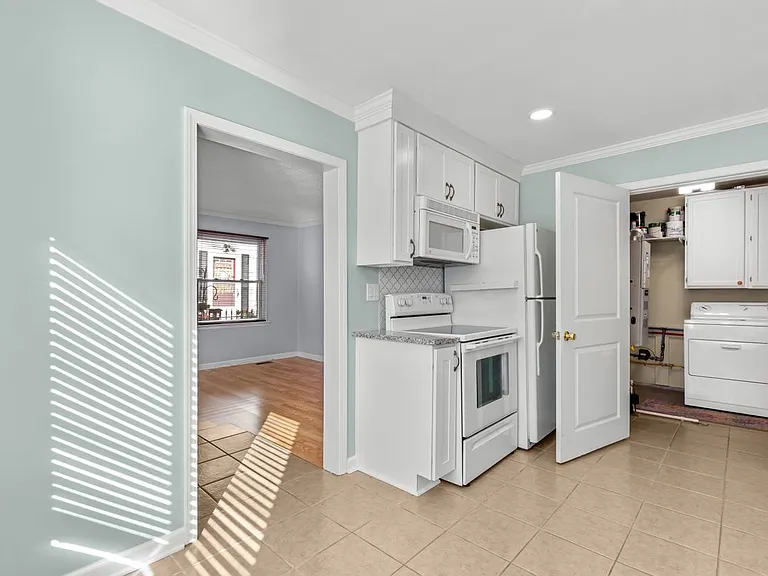 2215 Rowland Ave — Photo 4
