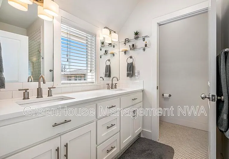 636 SW B St — Photo 31