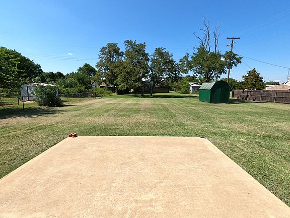 View from backdoor of dining room - backyard is now fenced with large gate big enough for a riding lawn mower