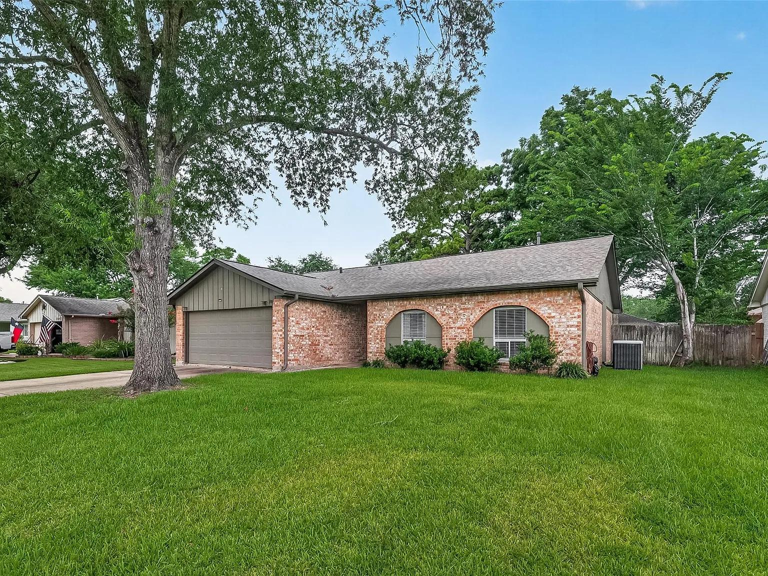 3 bed, 2.0 bath, 1330 sqft, $2,200 — Photo 3