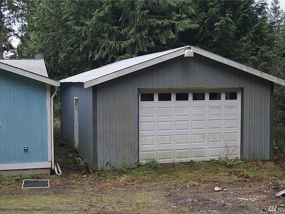 38' x 21' Garage, with grease pit.