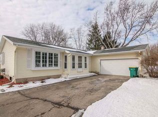 6693 Prairie View Dr, Sun Prairie, WI 53590