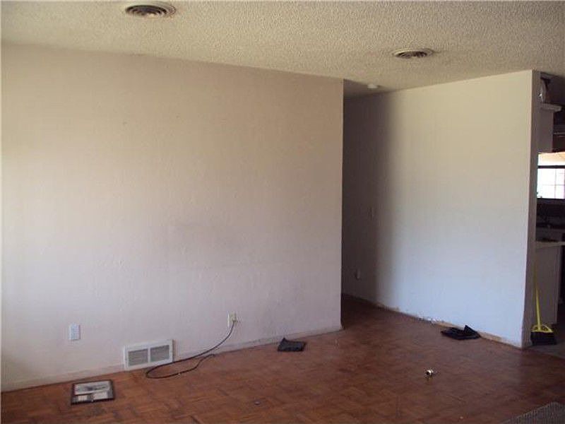 2nd image of 116 NE 8th St