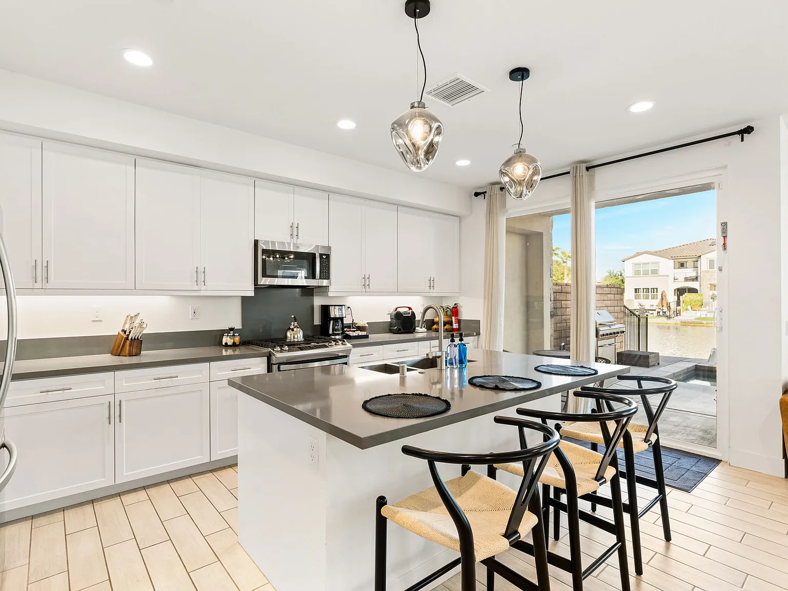 4 bed, 2424 sqft, $6,000 — Photo 4