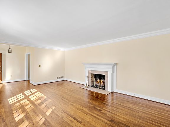 5th image of 17 Balentine Dr